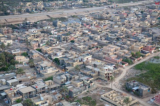 Irak, Al-Hilla. Panorama na N czesc miasta z widocznym osiedlem mieszkaniowym. Lotnicze.